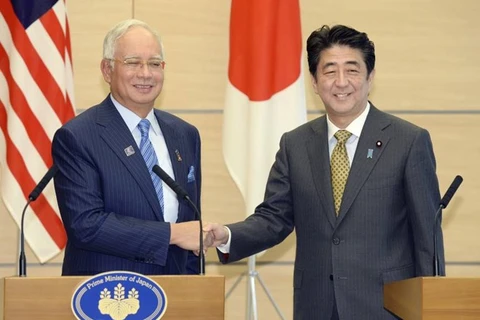 Japanese Prime Minister Shinzo Abe (R) and his visiting Malaysian counterpart Najib Razak (Photo: japantimes.co.jp)