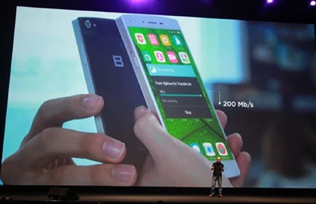 Bkav CEO Nguyen Tu Quang introduces its first made-in-Viet Nam smartphone Bphone at a conference in Hanoi on May 26 (Photo: sohoa.vnexpress.net)