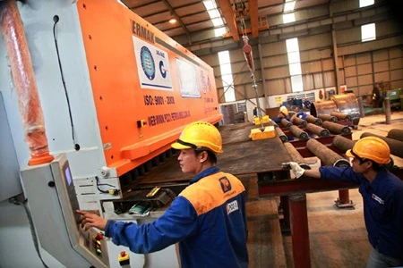 Petrolimex workers operate cutting machines at Petrolimex Construction Co 1 in northern Hai Phong. Petrolimex plans to sell 15-25 per cent of stakes to Japanese investors. (Photo: VNSA/VNS)