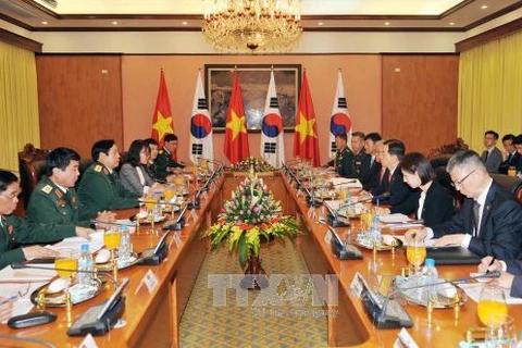 Defence Minister Phung Quang Thanh holds talks with his RoK counterpart Han Min-koo (Photo: VNA)