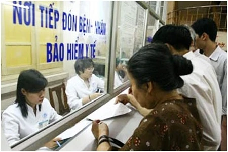 Residents pay for hospital fees with health insurance (Photo: baohiemxahoi.gov.vn)