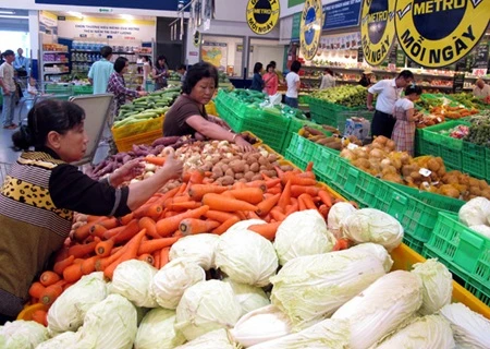 Customers buy safe food at Metro Binh Phu in HCM City. Photo: VNA