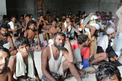 Rohingya and Bangladeshi migrants saved by Indonesian fishermen (Photo: AFP/VNA)