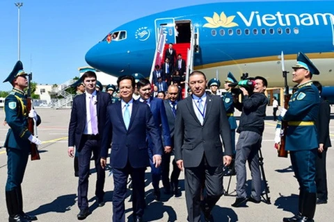 PM Nguyen Tan Dung (front, left) arrives at Kokshetau Airport (Photo: Governmenta Portal)