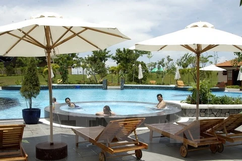 Tourists enjoy themselves at a mineral water pool of the Mui Ne mineral mud centre (Photo: VNA)