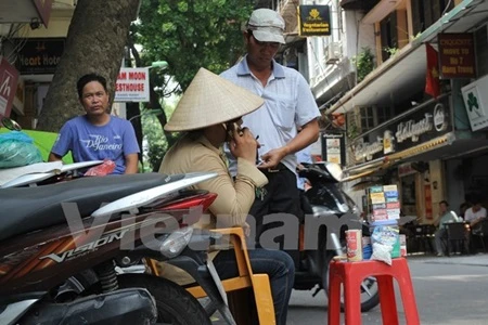 A woman illegally sells cigarettein at street in Hanoi (Photo: VNA)