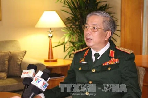 Deputy Defence Minister Nguyen Chi Vinh speaks to the press during the Shangri-La Dialogue. (Photo: VNA)