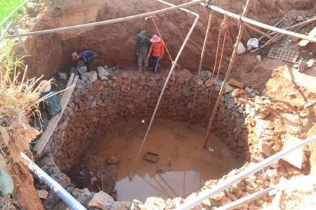 Vice chairwoman of the district people's committee, Pham Thi Huong said some locals had dug up six big wells up to four metres across and 10m deep in an effort to supply watering for their onion farms during the worst drought this year (Photo: thanhnien)