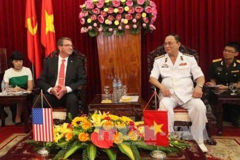 US Secretary of Defence Ashton Carter (L) and Deputy Defence Minister Admiral Nguyen Van Hien (Photo: VNA)