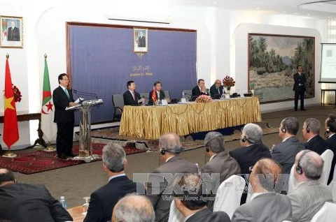 Prime Minister Nguyen Tan Dung speaks at the Vietnam-Algeria business dialogue (Photo: VNA)