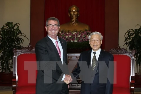 Party General Secretary Nguyen Phu Trong (R) and US Secretary of Defence Ashton Carter (Source: VNA)