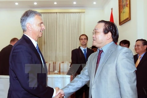 Head of the Federal Department of Foreign Affairs Didier Burkhalter (L) and Deputy Prime Minister Hoang Trung Hai. Photo: VNA 