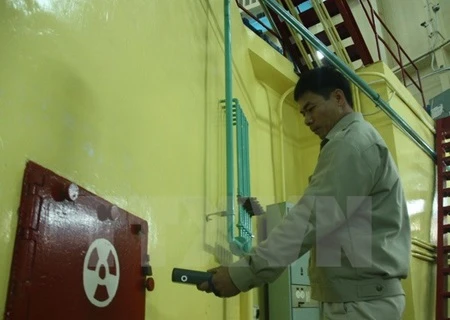 The radiation density is measured at Da Lat nuclear reactor in Lam Dong province (Photo: VNA)