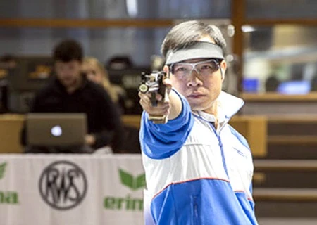 Hoang Xuan Vinh is placed second in the latest men's 50m pistol world rankings by the International Shooting Sport Federation (Photo: thethaovanhoa.vn)