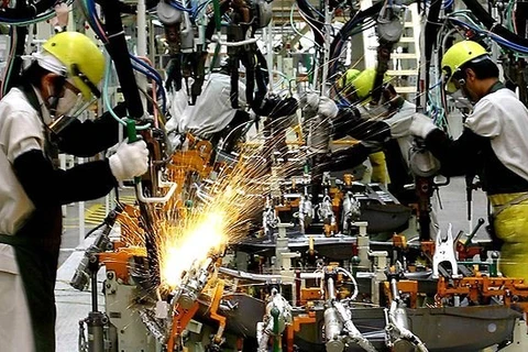 Thai workers work at an automobile factory (Photo: AFP)