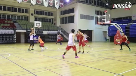 Viet Nam's men's basketball team train in prepration for the 28th SEA Games in Singapore. (Photo: bongda.com.vn)