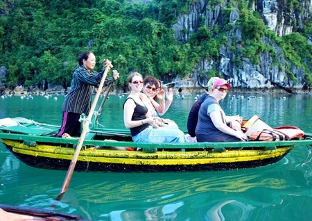 A group of western tourists visit northern province of Ninh Binh (Photo: cafef.vcmedia.vn)