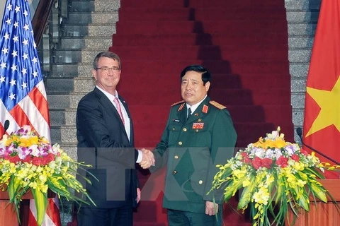 Defence Minister Phung Quang Thanh (right) and his US counterpart Ashton Carter (Source: VNA)