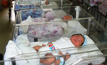 The birth-rate and rate for the third child have reduced in Hanoi City (Photo: laodong.com.vn)