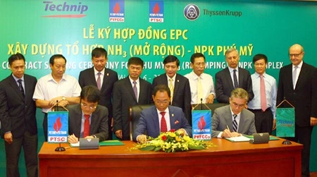 The PetroVietnam Fertiliser and Chemicals Corporation signed in Ha Noi yesterday an EPC Contract to revamp the Phu My NH3 and NPK complexes (Photo: VNA)