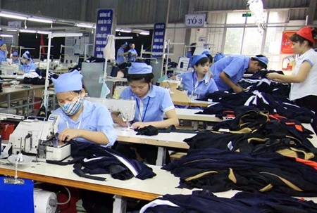 Workers sew sportswear at a factory in Bim Son Town in the central province of Thanh Hoa.(Photo: VNA)