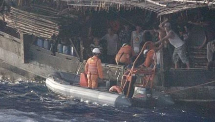 Chinese ships obstructed the rescue of Vietnamese fishermen. (Photo: vietnamnet.vn)