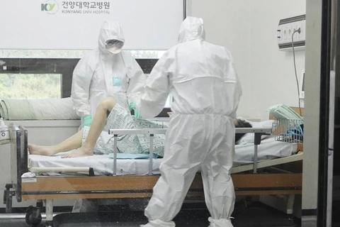 Doctors take care of patient suspicious of MERS in the Republic of Korea (Illustrative image. Source: Yonhap) 