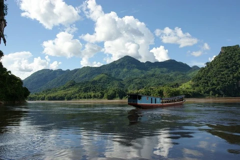 Mekong River flows across Laos (Photo: thousandwonders)