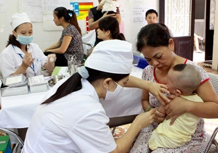 Many mothers refused free vaccines that were supplied under the national immunisation programme.They delayed vaccination of their children to wait for imported vaccines (Illustrative image/ Photo: VNA)