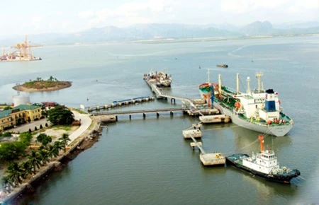 Quang Ninh Port, for instance, a large port that can handle vessels of over 75,000 DWT, has four warehouses with a combined area of 10,700sq.m and a 142,000sq.m freight yard. On top of that, it is location in a prime place. (Photo: quangninhport)
