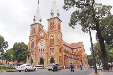 The Notre Dame Cathedral in HCM City's downtown is an ideal place for people to gather, especially at weekends. (Photo: VNS)