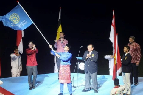 Malaysian Youth and Sports Minister Khairy Jamaluddin waves the Sea Games Federation flag (Photo: nst.com.my)