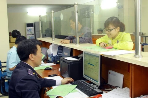 A customs officer in northern Thai Nguyen province handles procedures (Photo: VNA)
