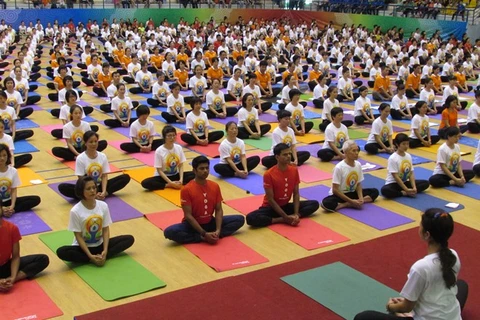 More than 500 practitioners demontrate yoga at the Hanoi ceremony (Photo: laodong.com.vn)