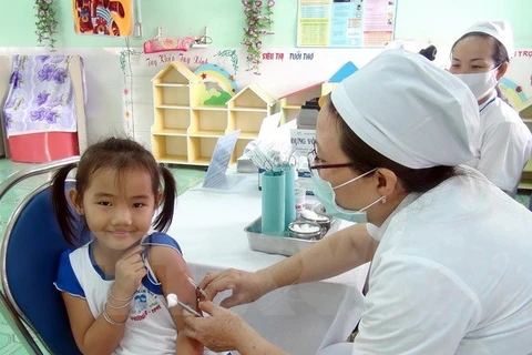 Vietnam makes 10 out of the 12 vaccines used in the national vaccination programme, which provides vaccinations for 1.7 million newborns annually. (Photo: VNA)