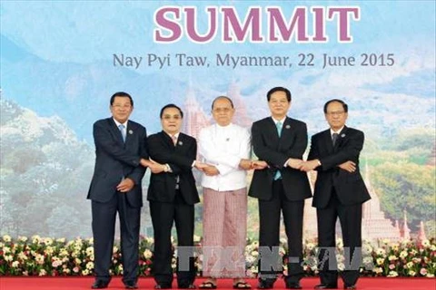 Prime Minister Nguyen Tan Dung (second from right), ASEAN Secretary General Le Luong Minh (first, right), and other leaders at the CLMV Summit (Photo: VNA)