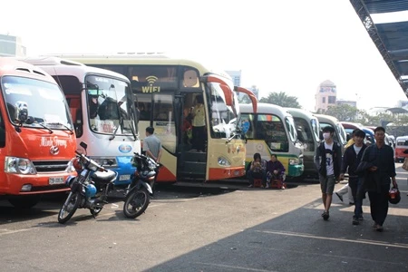 Bus terminals in the city serve 540 inter-provincial transport routes that link Ha Noi with 42 provinces and cities in Viet Nam. (Photo: VNS - File Photo)
