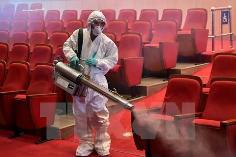 A Republic of Korean worker sprays antiseptic solution as a precaution against MERS in Seoul on June 12 (Photo: AFP/VNA)