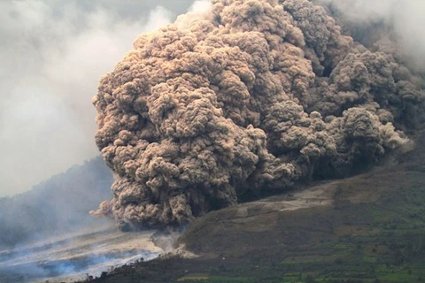 Mount Sinabung has spewed hot clouds sliding 4.5km to the east and southeast, with ash columns billowing up to 4km over the past days (Photo: Telegraph)