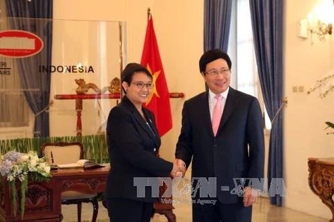 Deputy PM and Foreign Minister Pham Binh Minh (R) and Indonesian Foreign Minister Retno Marsudi (Photo: VNA) 