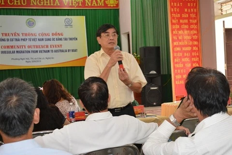 A representative of the Ministry of Labour, Invalids, and Social Affairs answer local residents' questions (Photo: bienphong.com.vn)