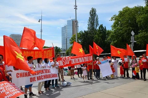 Overseas Vietnamese in Switzerland and numerous friends and peace lovers around the world joined a march in Geneva, Switzerland (Photo: VNA)