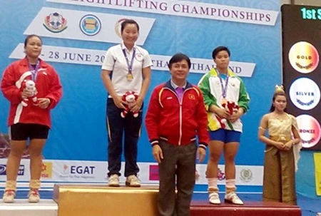Le Thi Tham (centre) won a gold medal at the Southeast Asian Weightlifting Championships.
