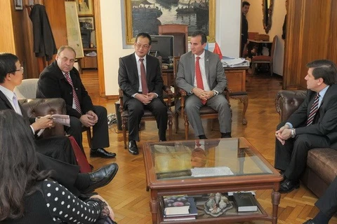 Ambassador Nguyen Dinh Thao (centre, left) at his meeting with the Governor of Mendoza, Francisco Perez (centre, right) (Photo: Telam)