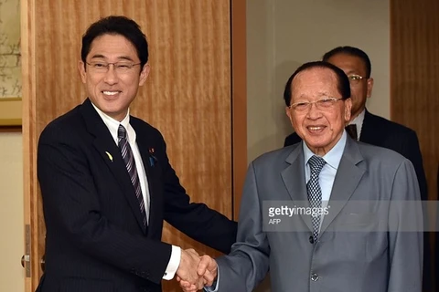 Japanese Foreign Minister Fumio Kishida (L) and his Cambodian counterpart Hor Namhong (Photo: Getty Images)