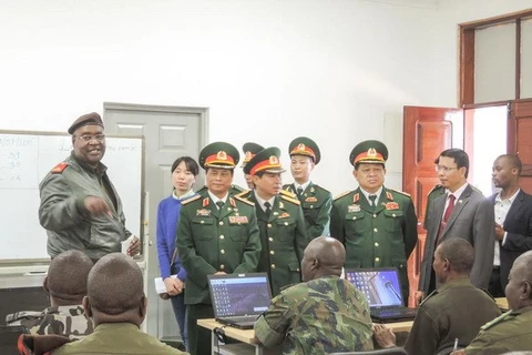 The Vietnamese military delegation attends a class at the Mozambican National Defence Academy (Photo: Vietnam Embassy in Mozambique)