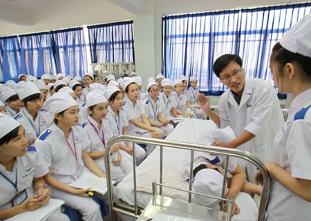 A training course for caregivers. About 200 people will be sent to Germany for training in caregiving skills (Photo: suckhoedoisong.vn)