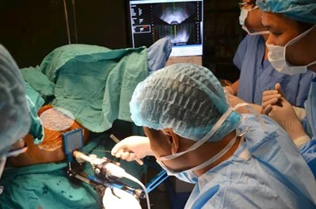 Doctors treat a cancer patient by using radioactive method in Bach Mai General Hospital (Photo: vietnamnet.vn)