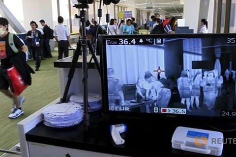 Passengers' body temperature is monitored at the Manila International Airport (Photo: Reuters)