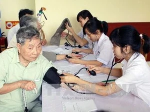 Doctors are providing health check-ups to people in Hanoi. (Photo: VNA)